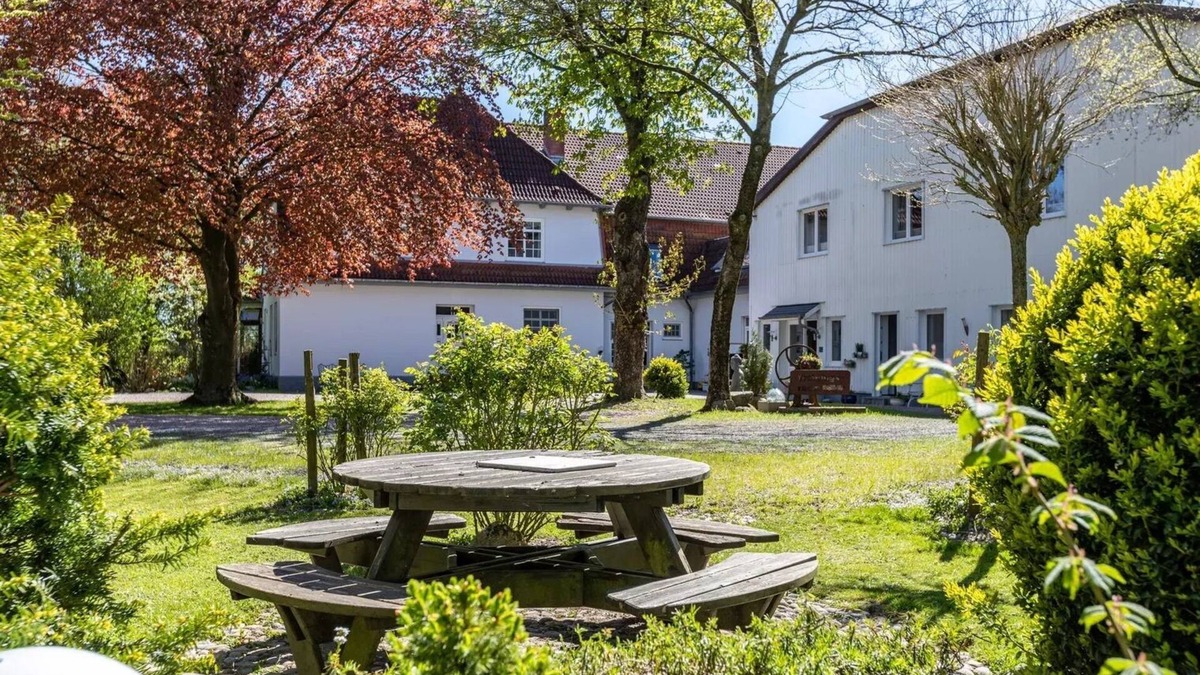 Cecilienkoog Apartment | Holiday Apartment "Denkerhof Rosenquarz" with Shared Garden & Wi-Fi