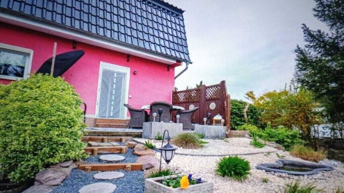Neupetershain Nord House | Holiday apartment with dog