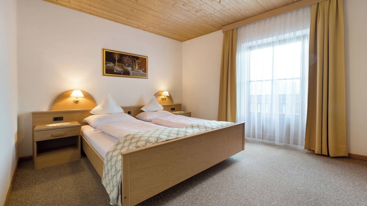 Spinga Apartment | Holiday Apartment "Dolomitenblick" with Mountain View, Balcony & Wi-Fi