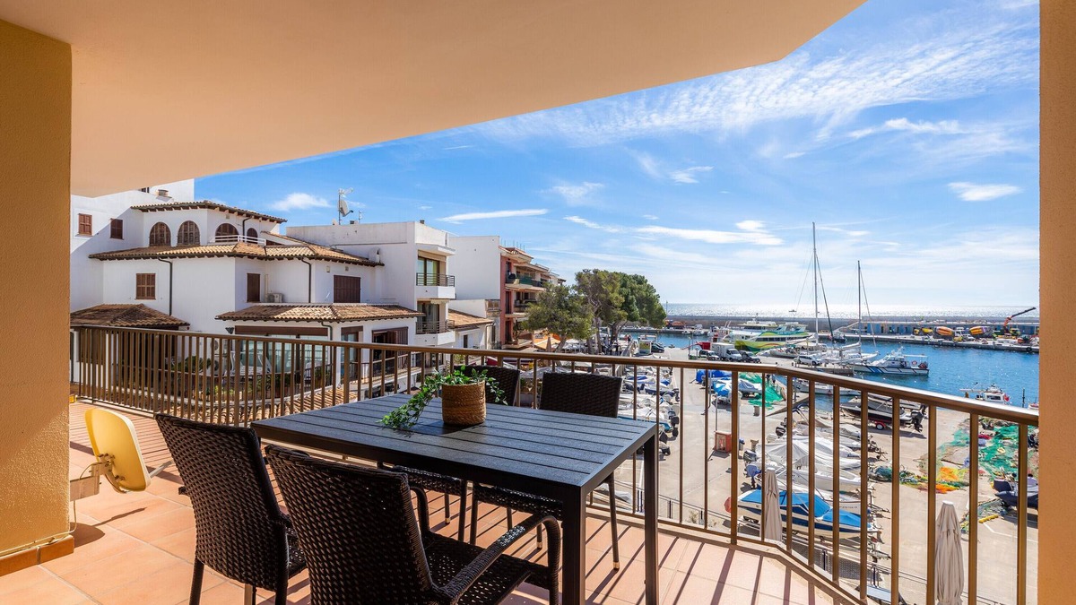 Es Pelats Apartment | Holiday Apartment 'Es Port' close to the Beach with Sea View, Terrace & Wi-Fi