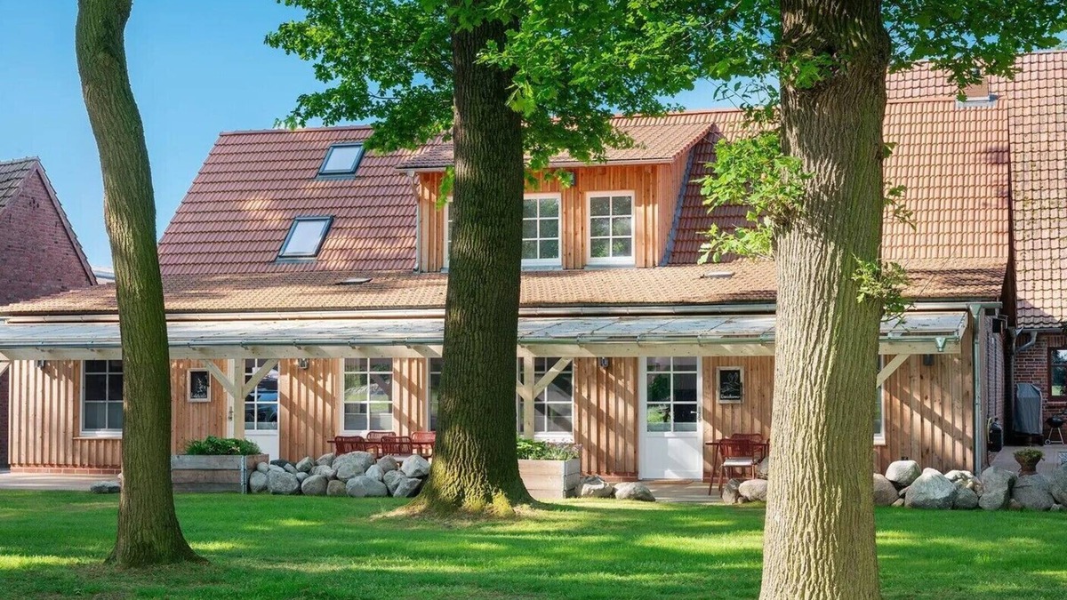 Strohen Apartment | Holiday apartment "Eichengeflüster Schwalbenloft" with a private terrace under the oaks