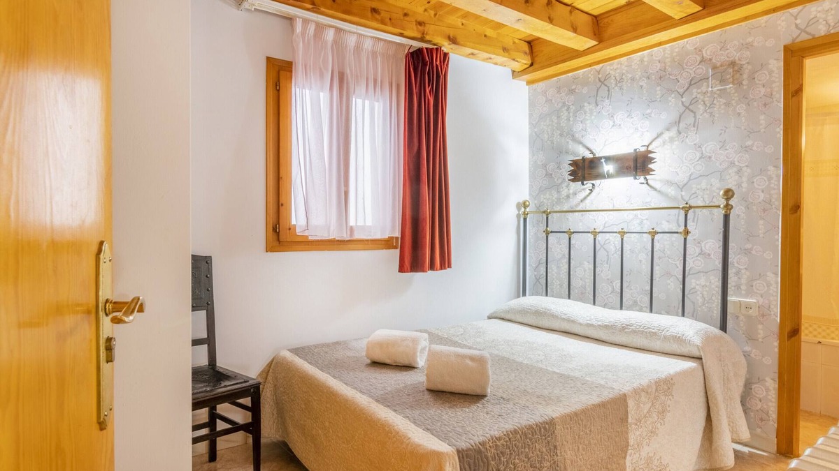 Les Iglesies Apartment | Holiday Apartment "Casa Batlle Ginebro" with Mountain View & Wi-Fi