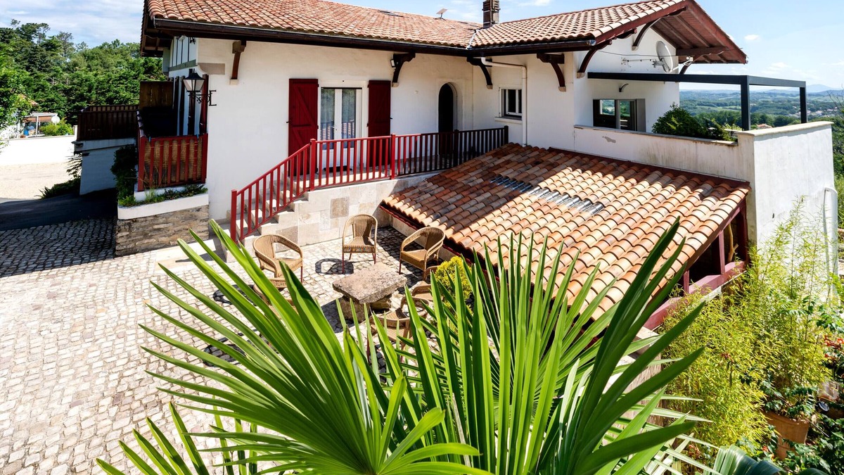 Behobie Apartment | Holiday Apartment "Escapade Au Pays Basque 2 À 4 Pers" with Balcony, Shared Garden & Wi-Fi