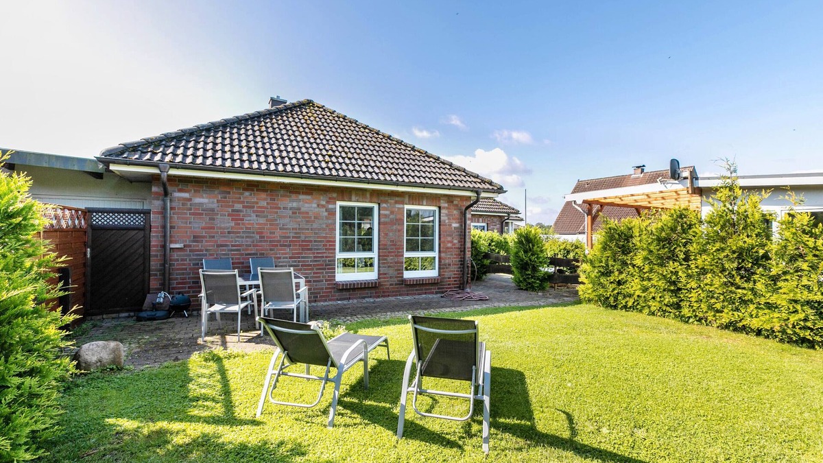 Schafstedt Apartment | Holiday Apartment 'Ferienhaus Erlengrund B' with Private Terrace, Shared Garden and Wi-Fi