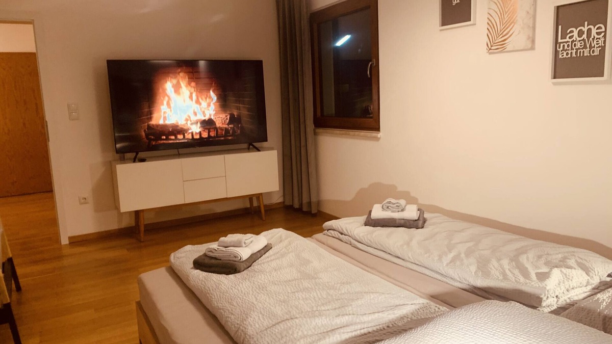 Salzweg Apartment | Holiday Apartment "Felix Living 4" with Balcony & Wi-Fi