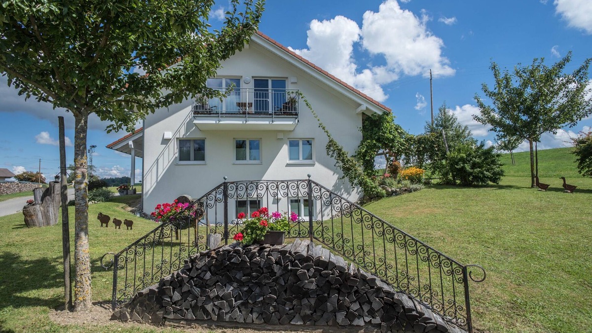 Neukirch Apartment | Holiday Apartment "Fichte" with Wi-Fi & Garden