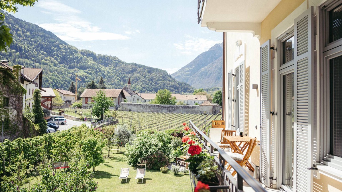 Lagundo Apartment | Holiday Apartment 'Freienfeldhof Elstar' with Mountain View, Shared Garden and Wi-Fi