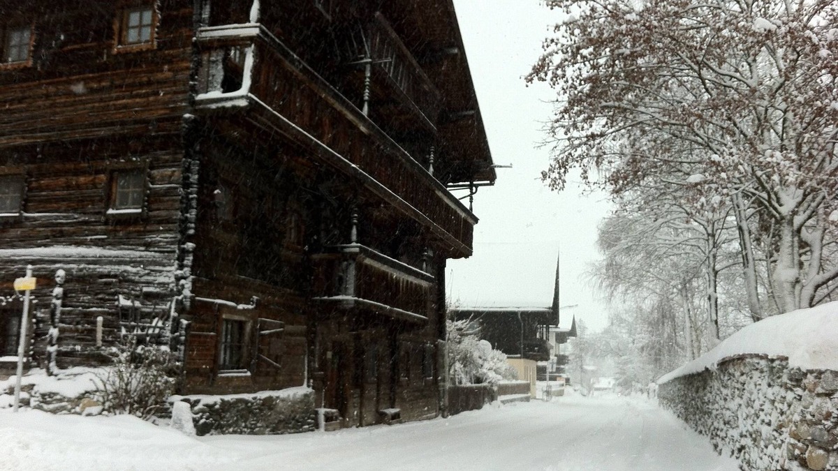 Stuhlfelden Apartment | Holiday Apartment "Geigerhaus 500 Jahre - Maisonette" with Mountain View, Shared Terrace & Wi-Fi