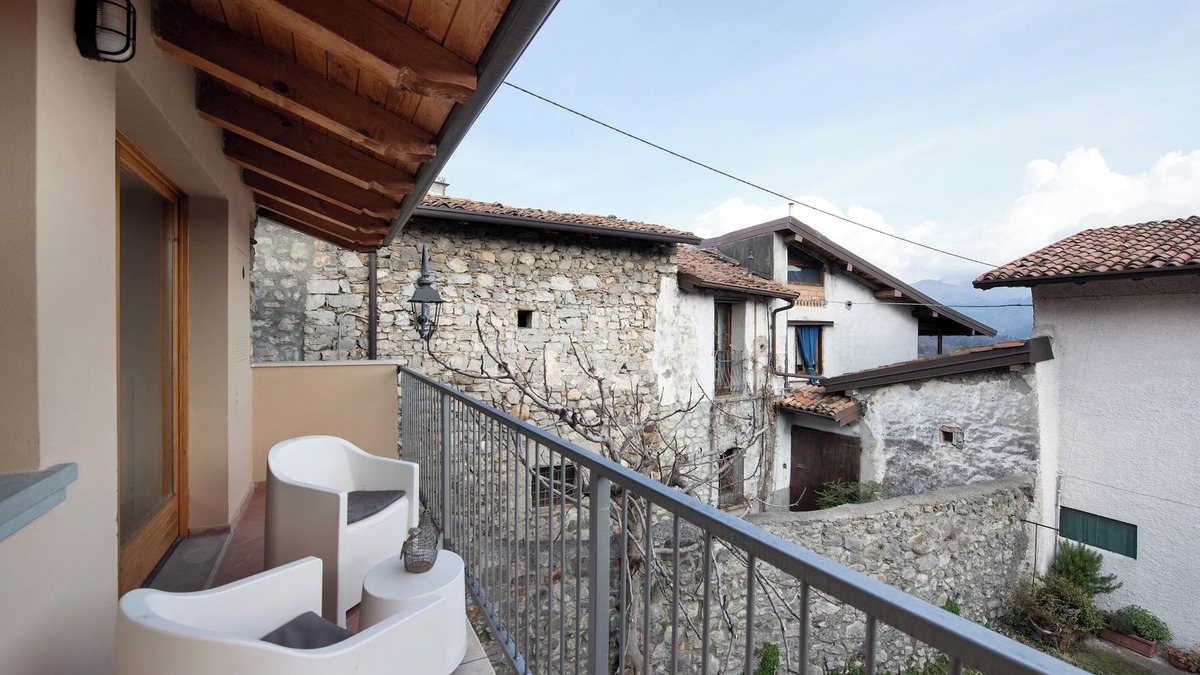 Esmate Apartment | Holiday Apartment "Gelsomino" with Balcony & Wi-Fi