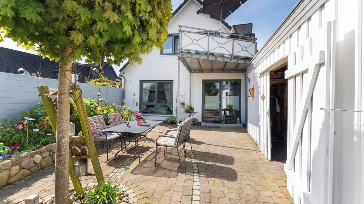 Eckernfoerde Apartment | Holiday Apartment "Hüsing" with Private Garden, Balcony & Wi-Fi