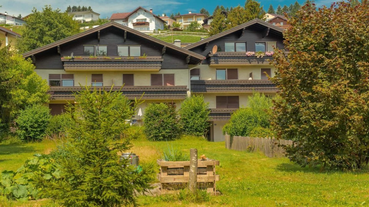 Seeham Apartment | Holiday Apartment "Herbert" with Private Terrace & Wi-Fi