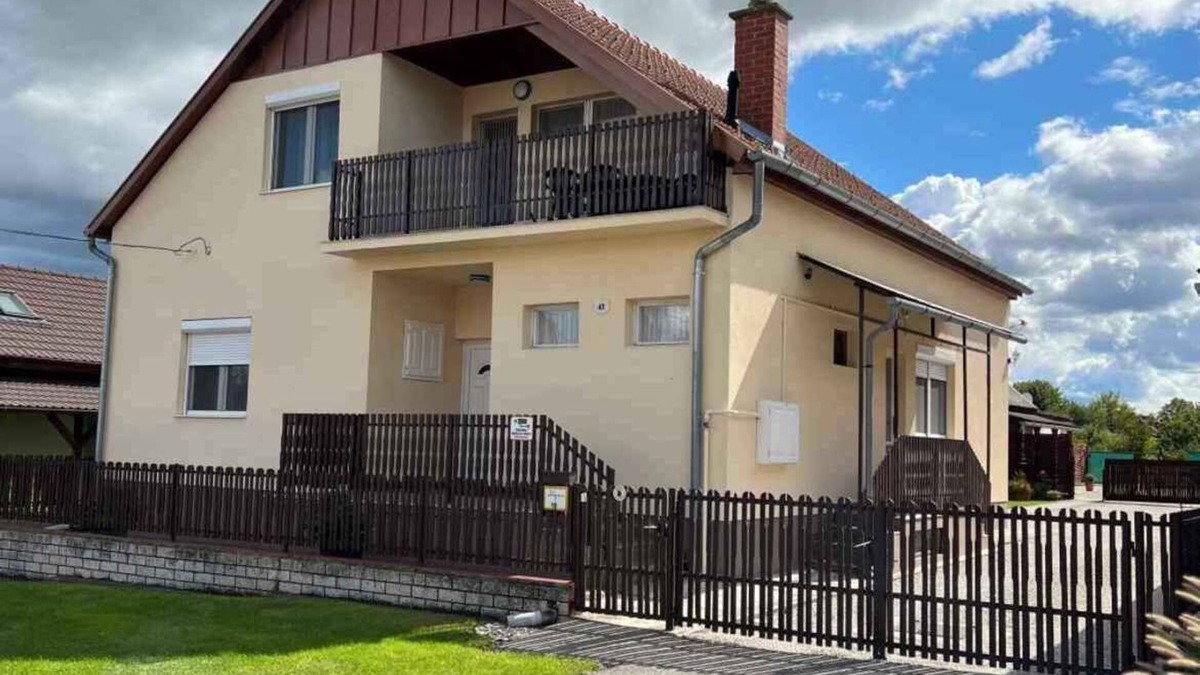 Balatonbereny Apartment | Holiday apartment with beautiful garden and gazebo