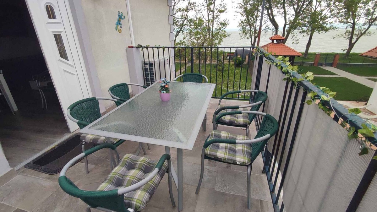 Balatonboglar Apartment | Holiday apartment directly on the beach with lake view, Wi-Fi and air conditioning