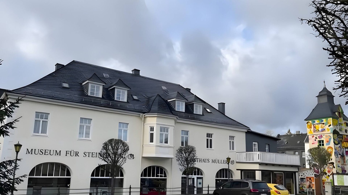 Wurzbach Apartment | Holiday Apartment in the Former Manor 'Bergblick' with Garden and Wi-Fi