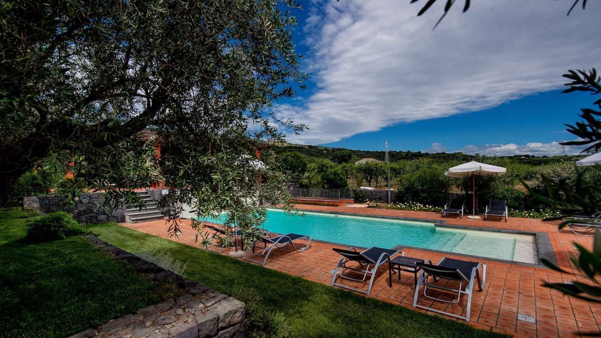 Linguaglossa Apartment | Holiday apartment with garden and outdoor swimming pool