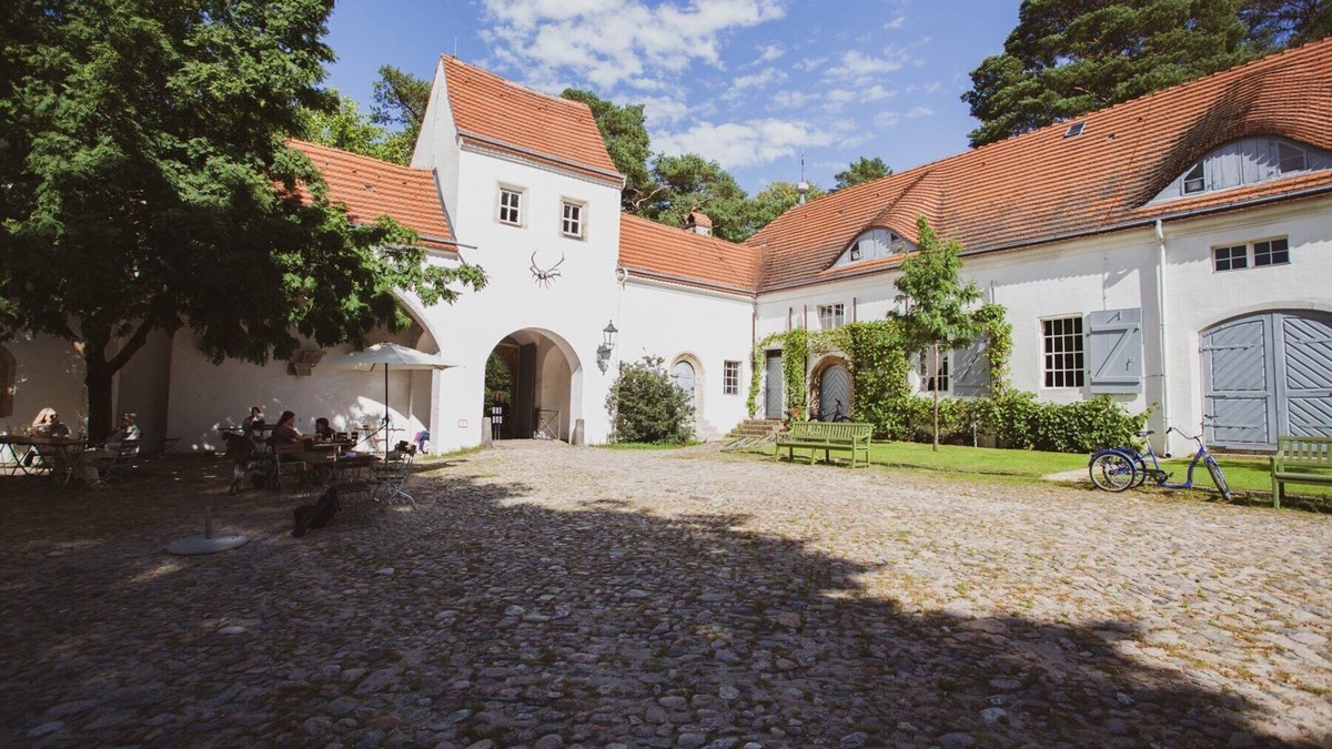 Dahlem Apartment | Holiday Apartment "Jagdschloss Grunewald" with Shared Garden and Wi-Fi