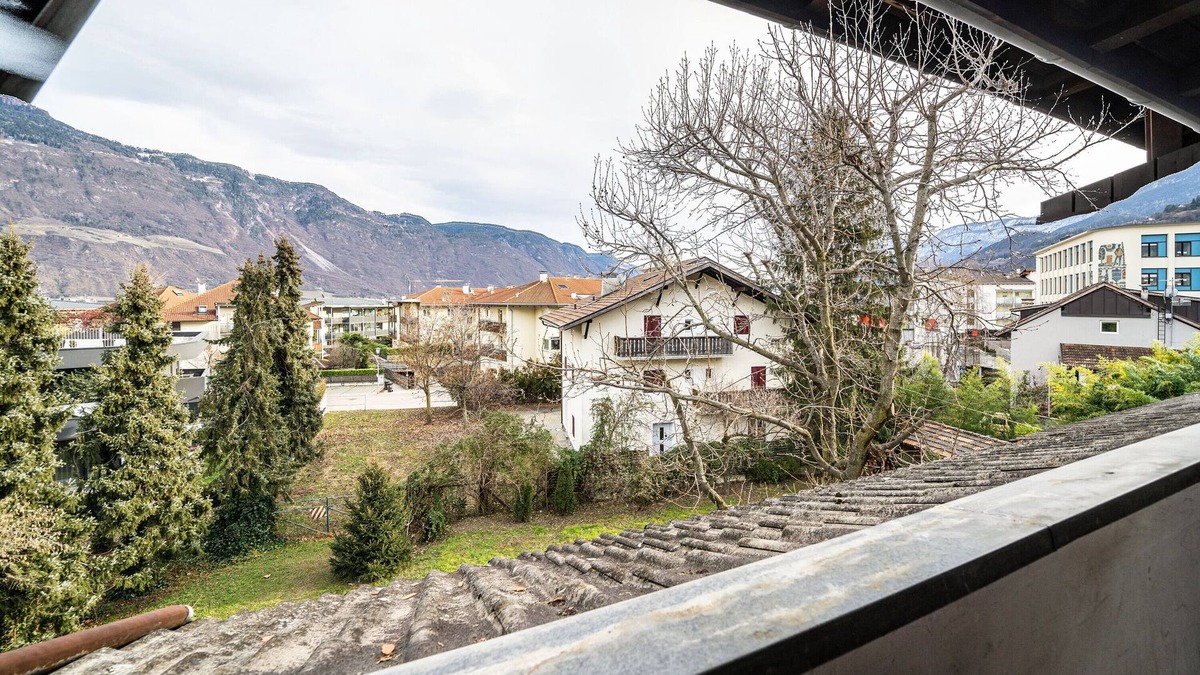 Lana Apartment | Holiday Apartment 'Jörg' with Mountain View, Shared Pool and Wi-Fi