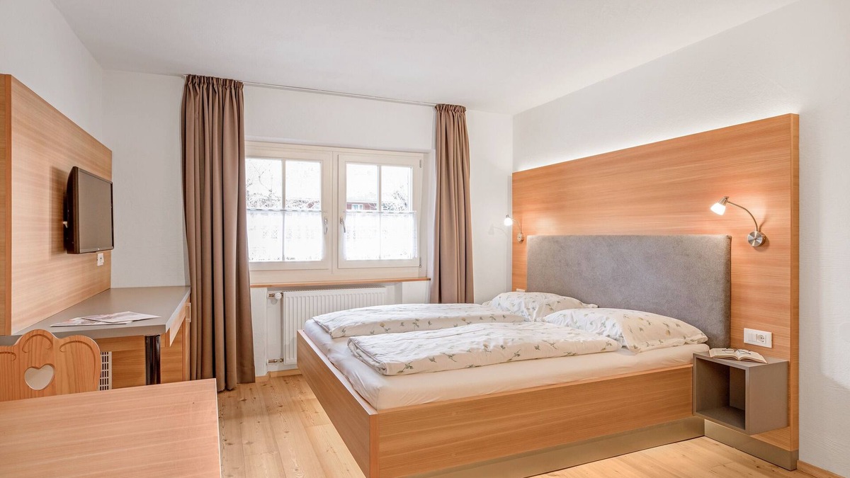 Valdaora di Sopra Apartment | Holiday Apartment “Kruma - Waggile 3” with Mountain View, Wi-Fi & Balcony
