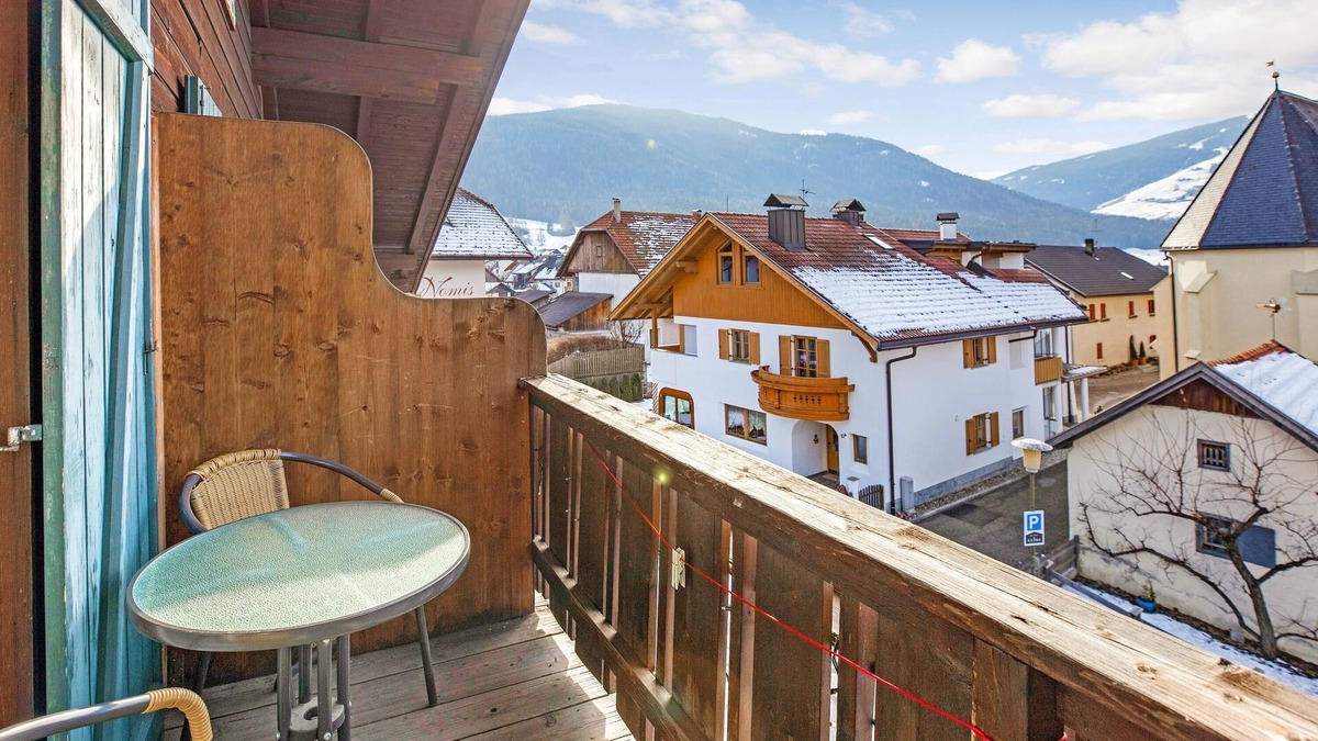 Valdaora di Sopra Apartment | Holiday Apartment “Kruma - Waggile 2” with Mountain View, Wi-Fi & Balcony