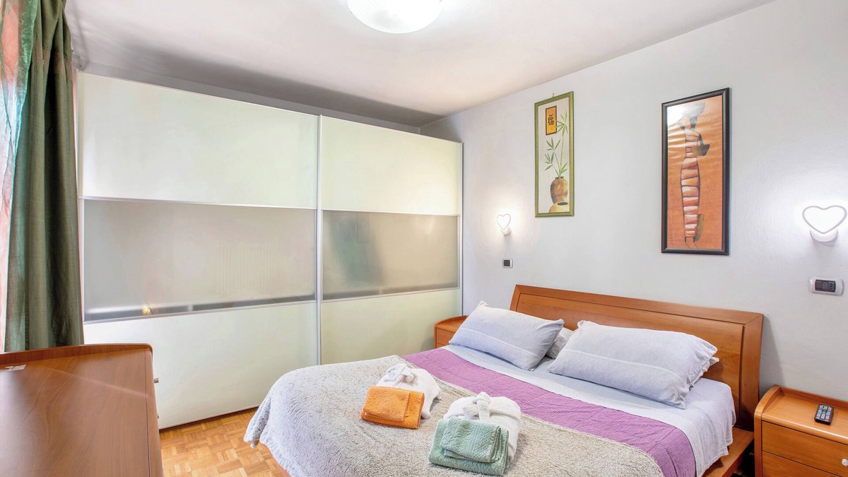 Panorama Apartment | Holiday Apartment "La Maison Des Jumeaux" with Private Terrace, Shared Garden & Wi-Fi
