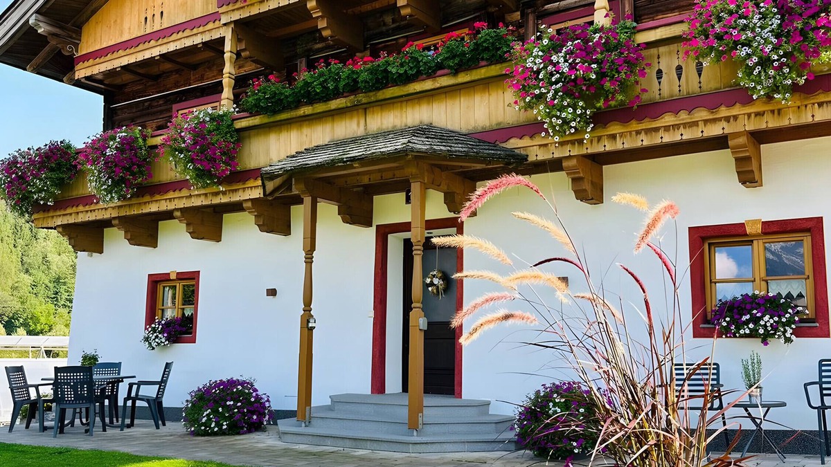 Maria Alm am Steinernen Meer Apartment | Holiday Apartment "Langeck" with Balcony and Mountain View