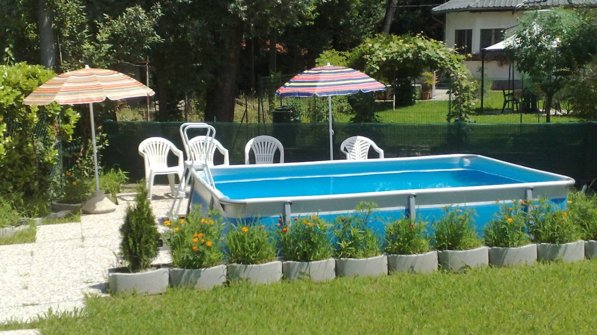 Monvalle Apartment | Holiday Apartment 'Laura' with Lake View, Pool, Wi-Fi & Garden