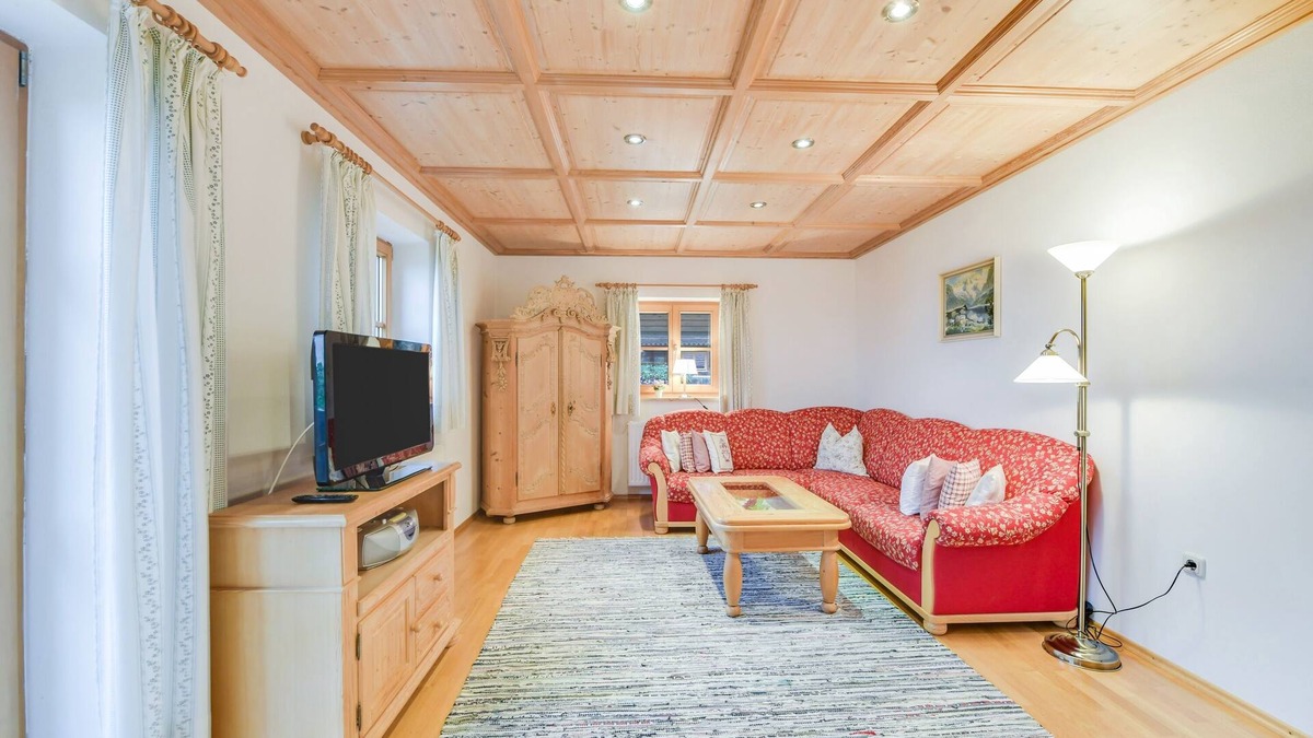 Wackersberg Apartment | Holiday Apartment "Morgenrot" with Mountain View, Balcony & Garden