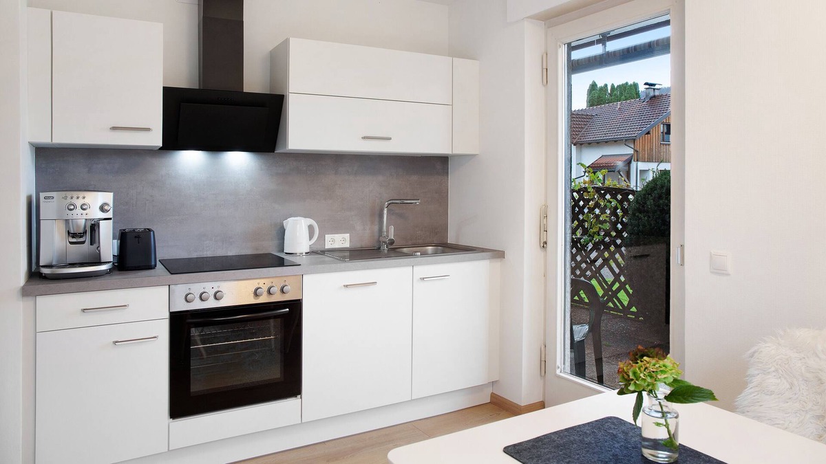 Mader Apartment | Holiday Apartment "Mäder" with Mountain View, Private Terrace & Wi-Fi