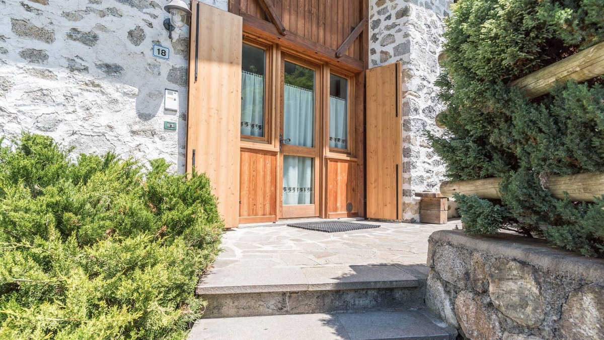 Mezzana Apartment | Holiday Apartment 'Maso Noce 2' with Mountain View, Garden & Wi-Fi