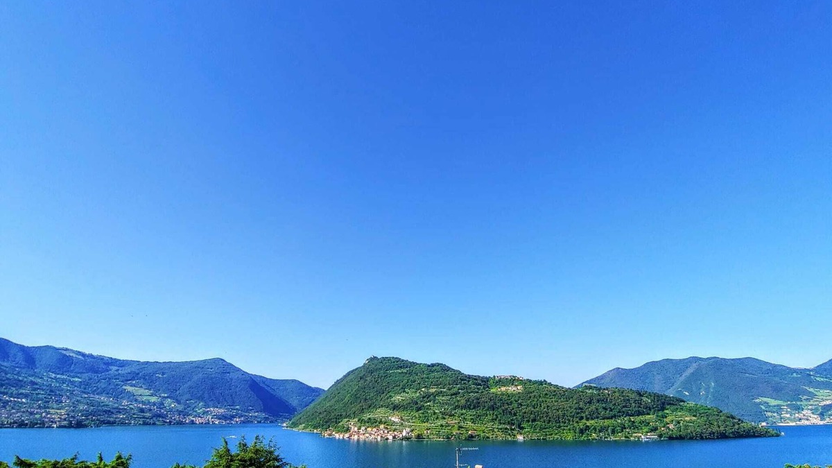 Marone Apartment | Holiday apartment ‘Miralago Marone’ with lake view, private balcony and Wi-Fi