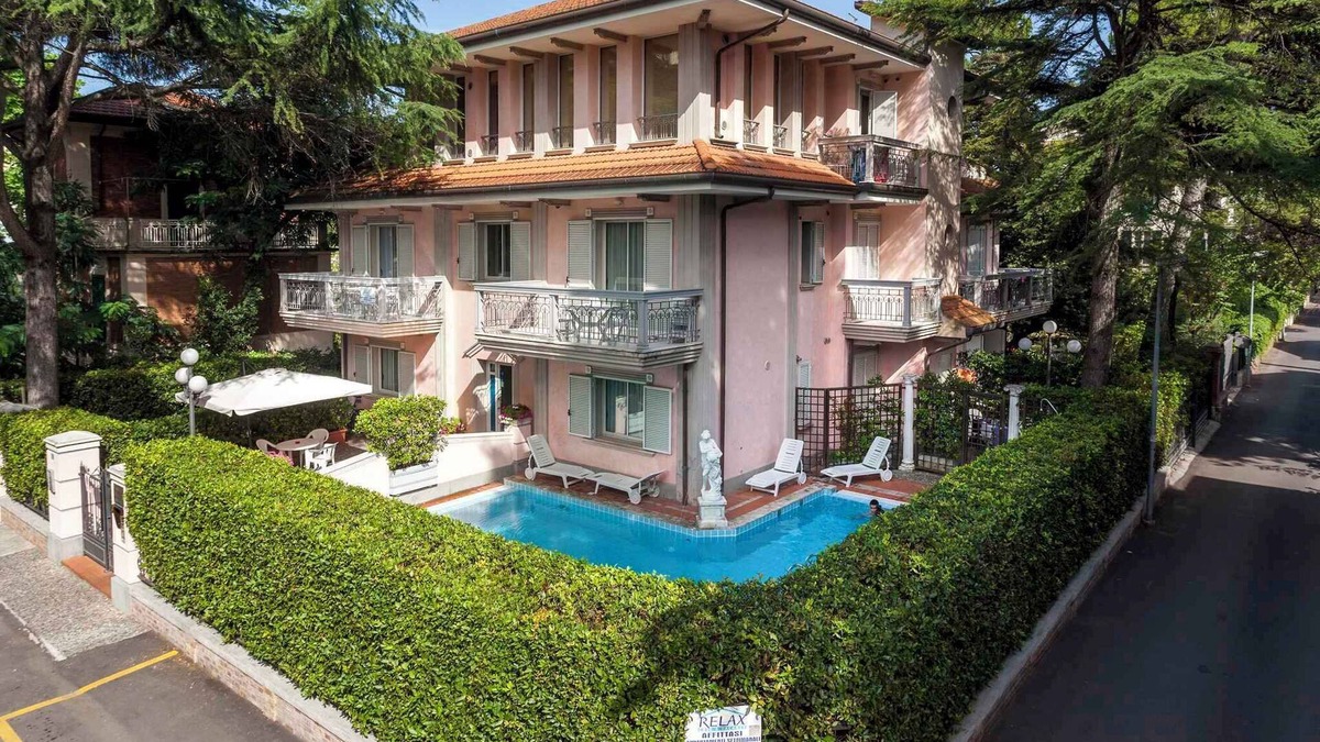 Alba Apartment | Holiday apartment on two floors with balcony and pool