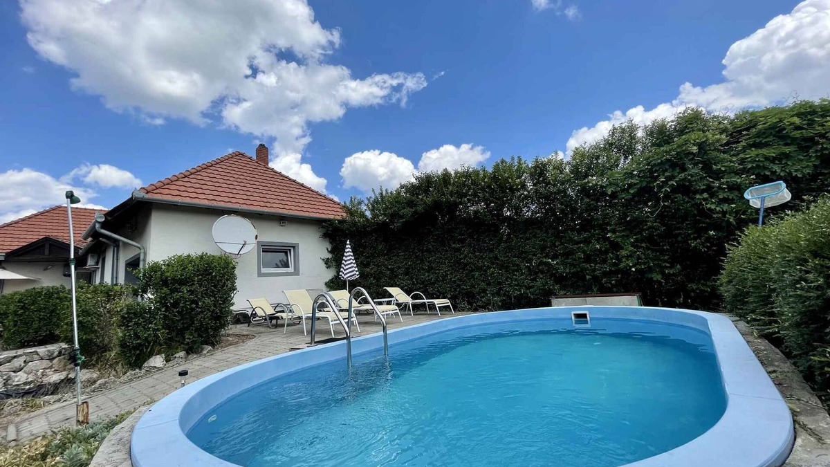 Keszthely Apartment | Holiday apartment only 300m from the beach with pool