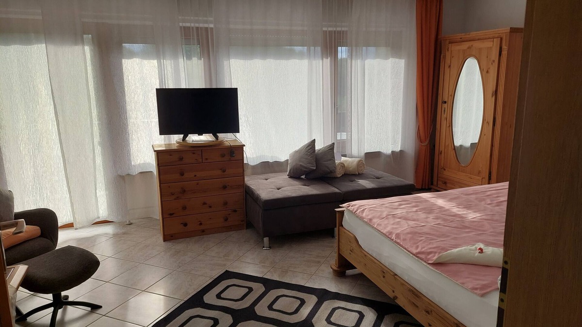 Weilburg Apartment | Holiday Apartment 'Osterwiese' with Private Terrace, Private Garden and Wi-Fi