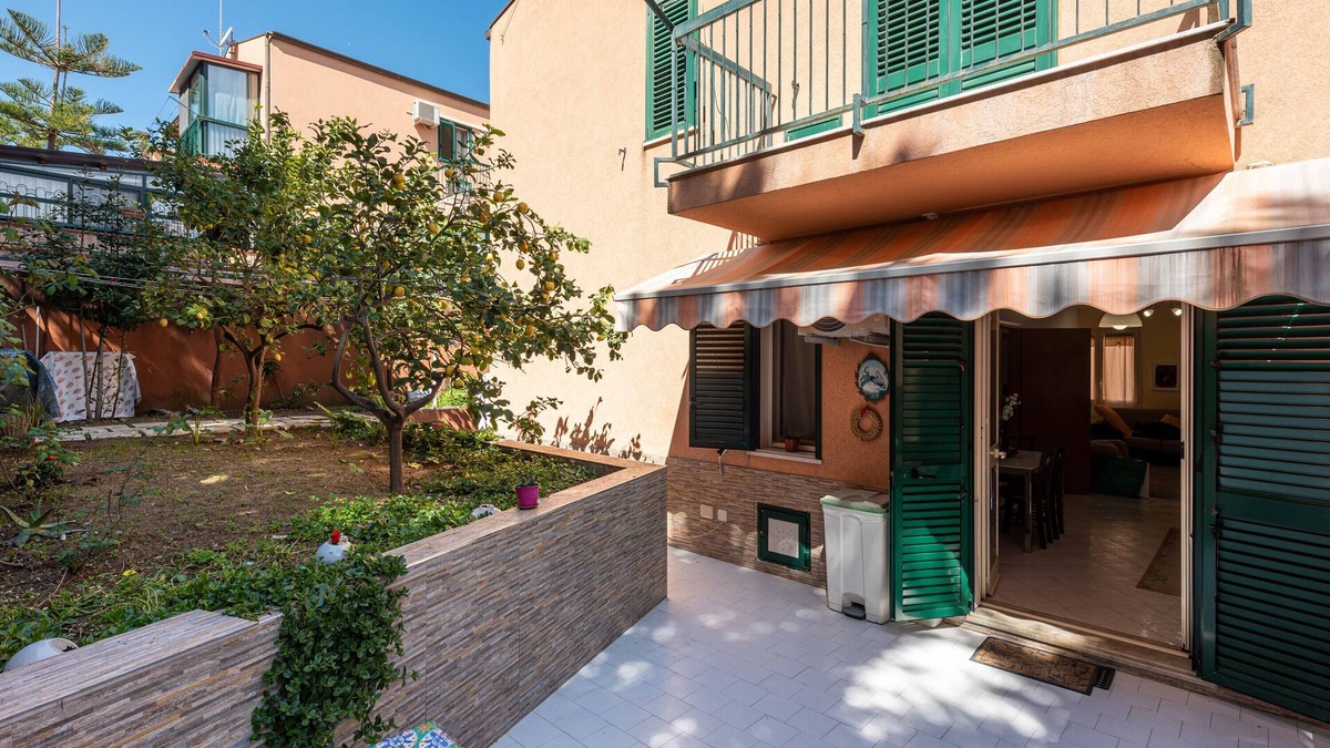 Cefalu Apartment | Holiday Apartment 'Paradiso Marino' with Terrace, Garden & Wi-Fi
