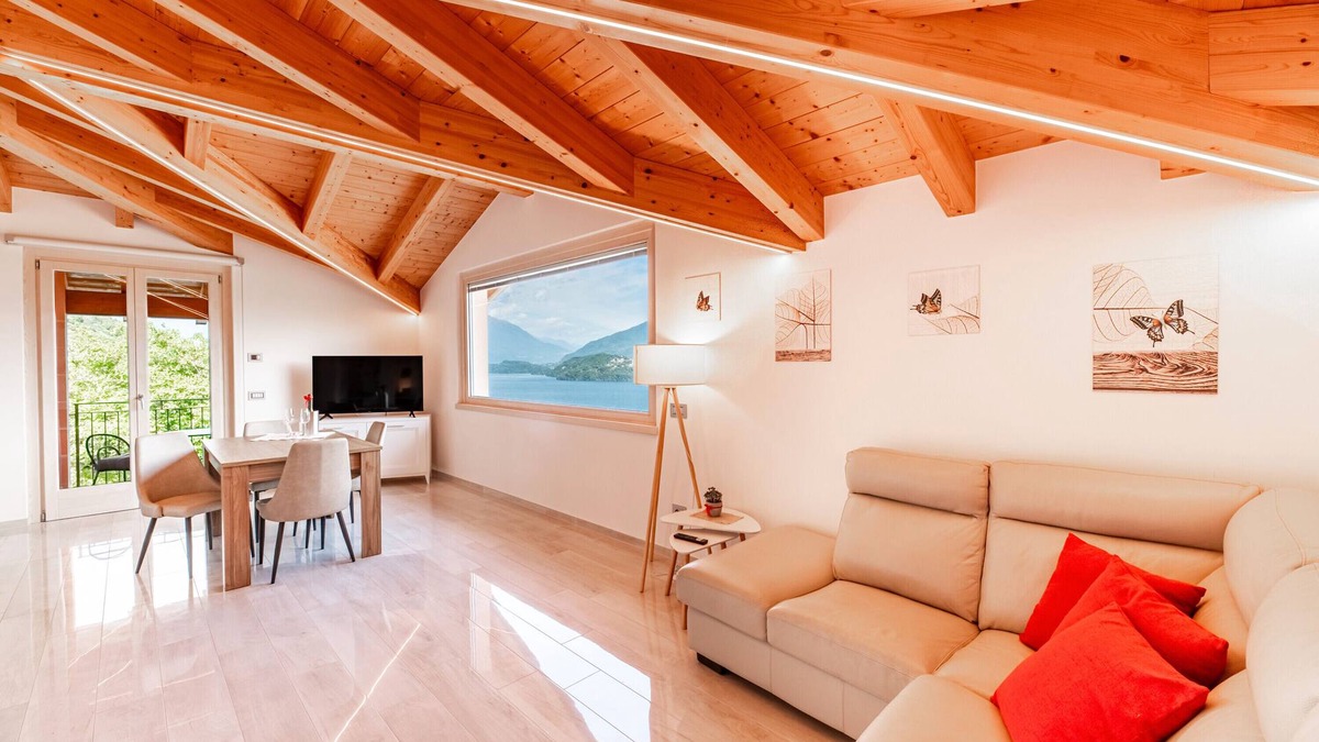 Musso Apartment | Holiday Apartment "Picolla Orchidea Finestra Sul Lago" with Private Terrace, Shared Pool & Wi-Fi