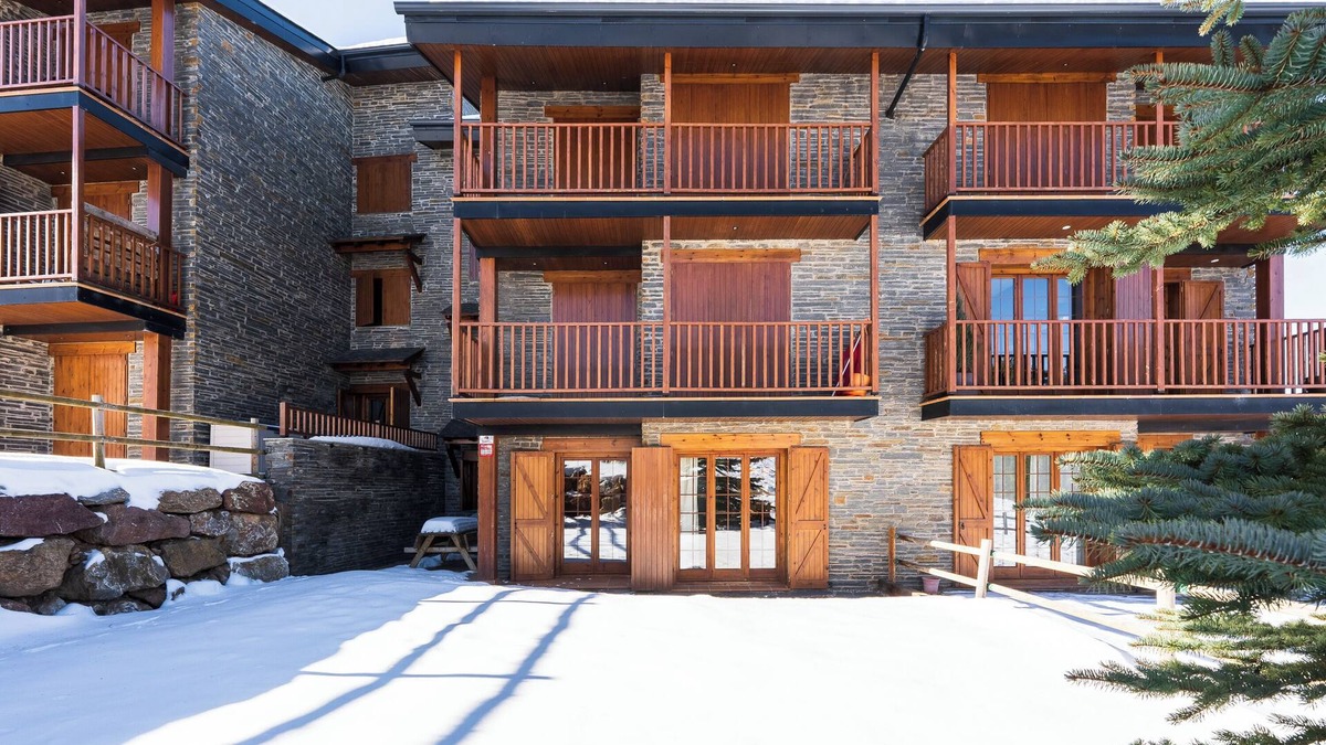 La Molina Apartment | Holiday Apartment “Pie de pistas Font Canaleta La Molina” next to Ski Slopes with Terrace & WiFi