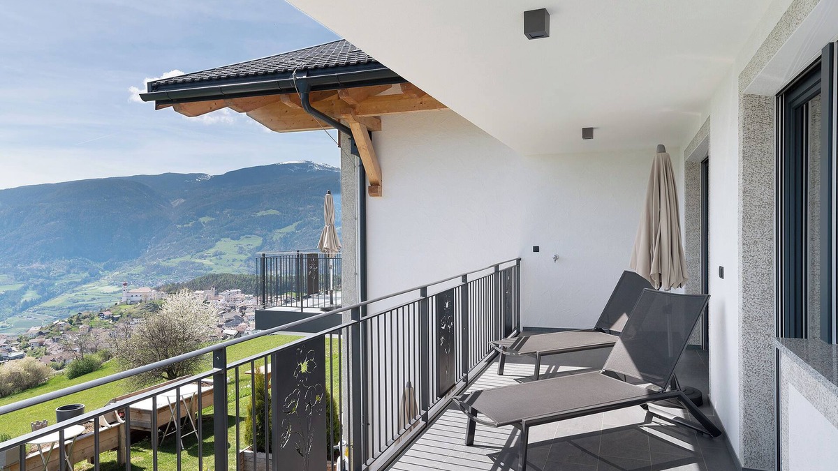 Lajen Apartment | Holiday Apartment 'Platiederhof Apt Unterpulg' with Mountain View, Shared Garden & Wi-Fi