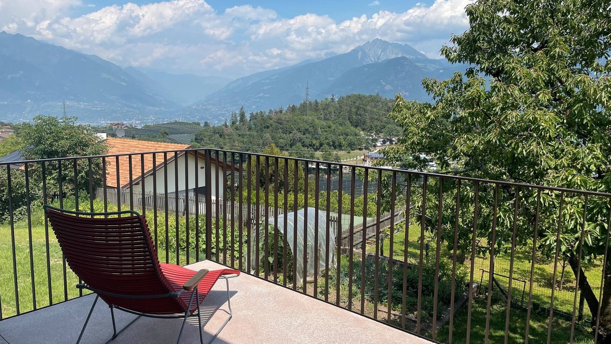 Vollan Apartment | Holiday Apartment 'Plattwies' with Mountain View, Private Terrace and Wi-Fi