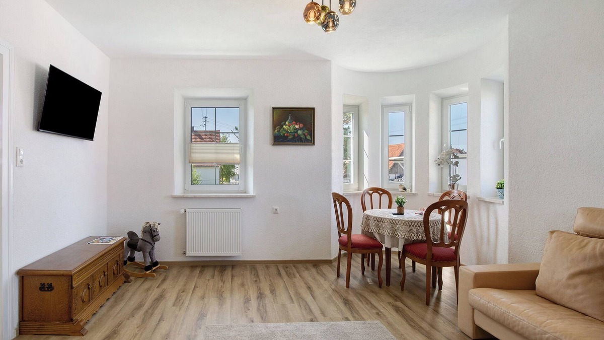 Oxenbronn Apartment | Holiday Apartment 'Romantika - Fewo Og Rechts' with Shared Garden, Balcony and Wi-Fi