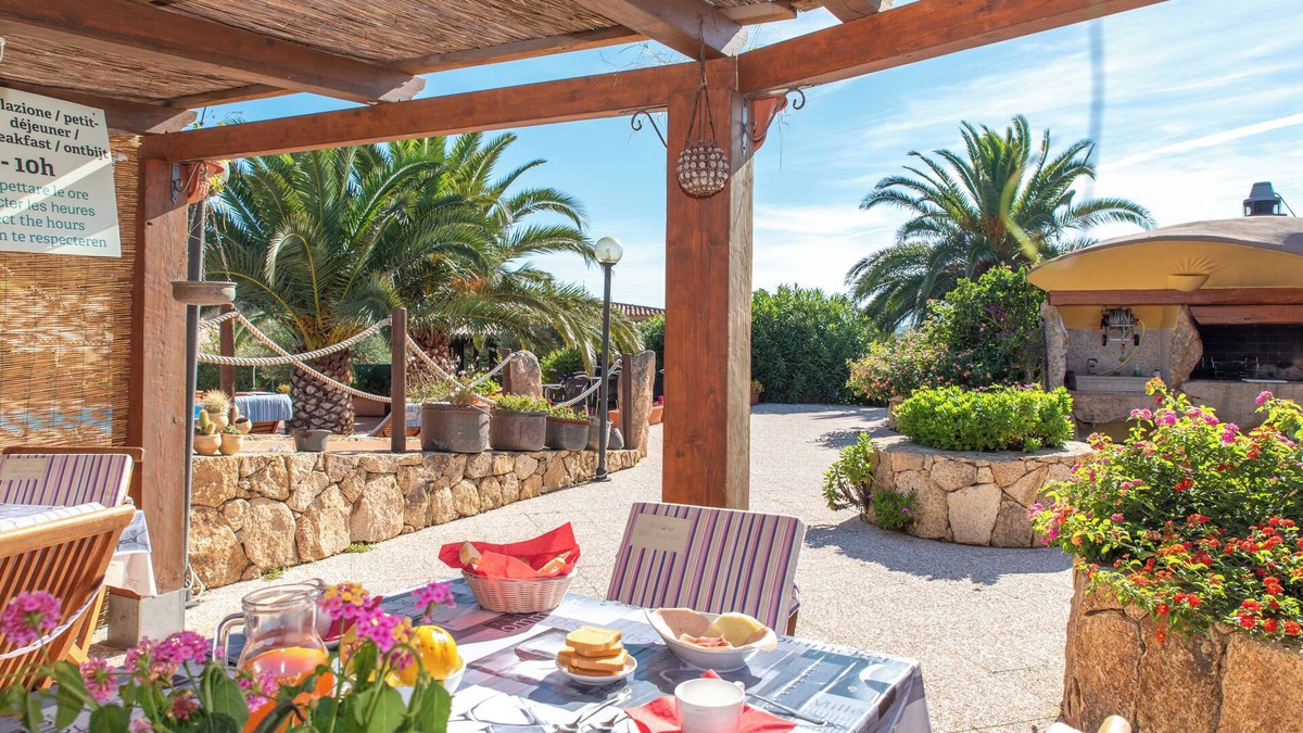 Telti Apartment | Holiday Apartment "Résidence Villa Smeralda 7" with Shared Pool