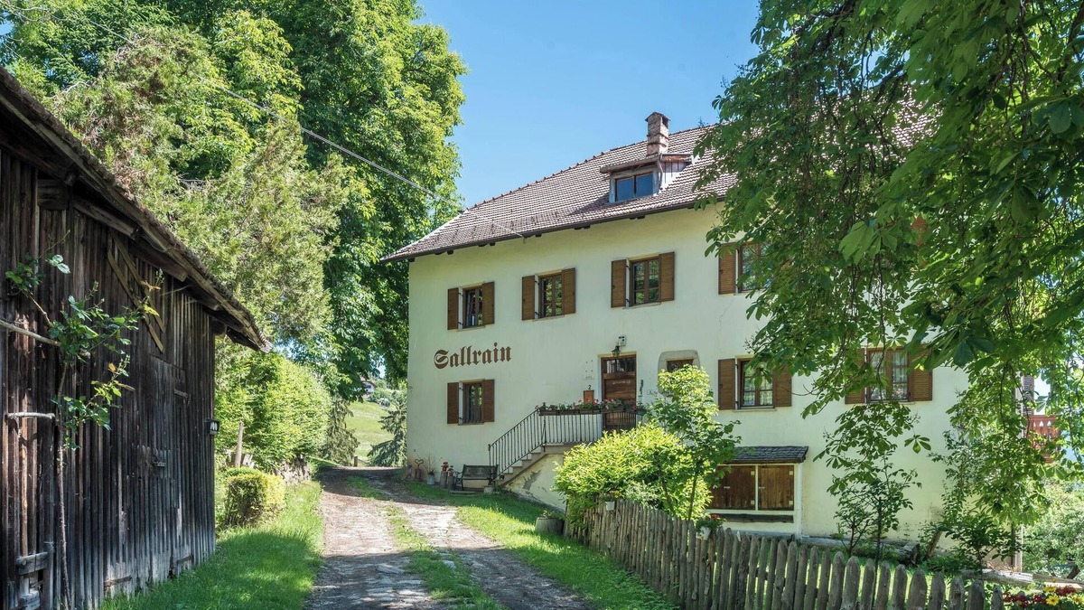 Collalbo Apartment | Holiday Apartment 'Sallrain Hof 1' with Mountain View & Balcony