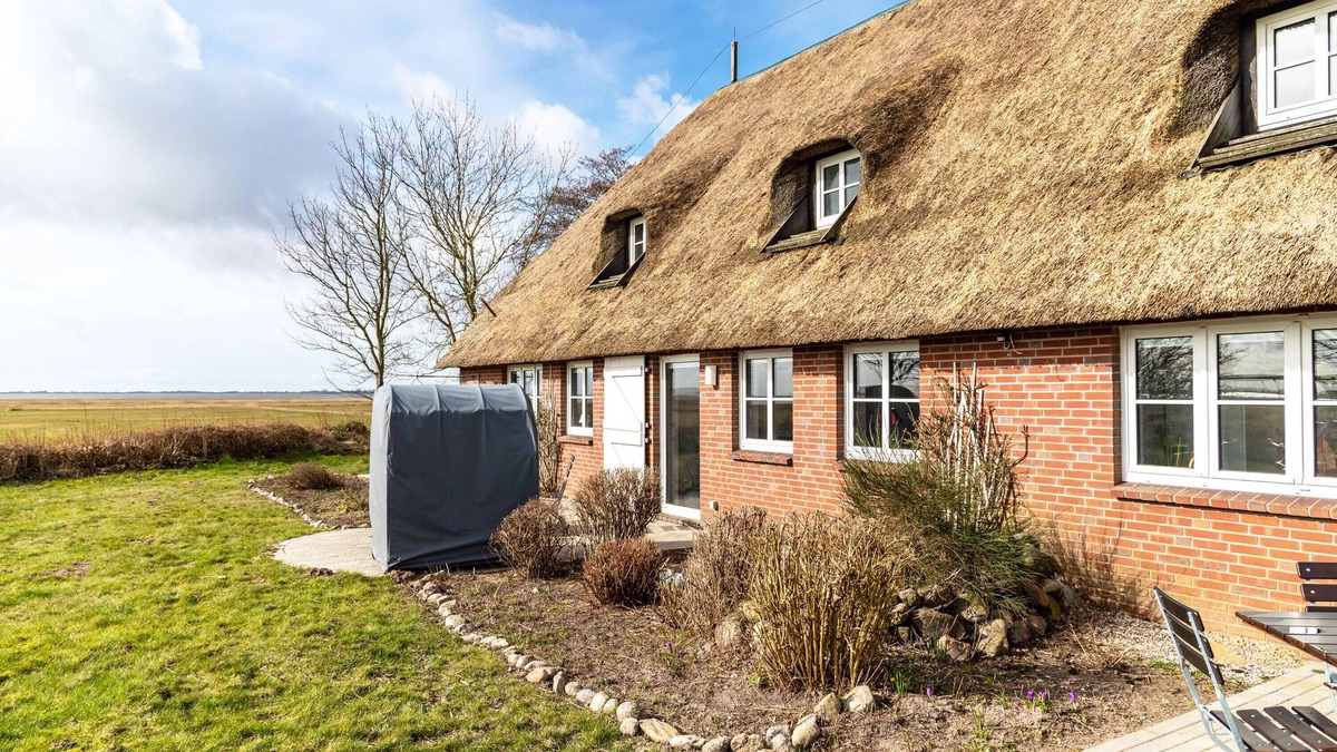 Schobull Apartment | Holiday Apartment "Schipp Landen Frida" with Shared Garden & Wi-Fi