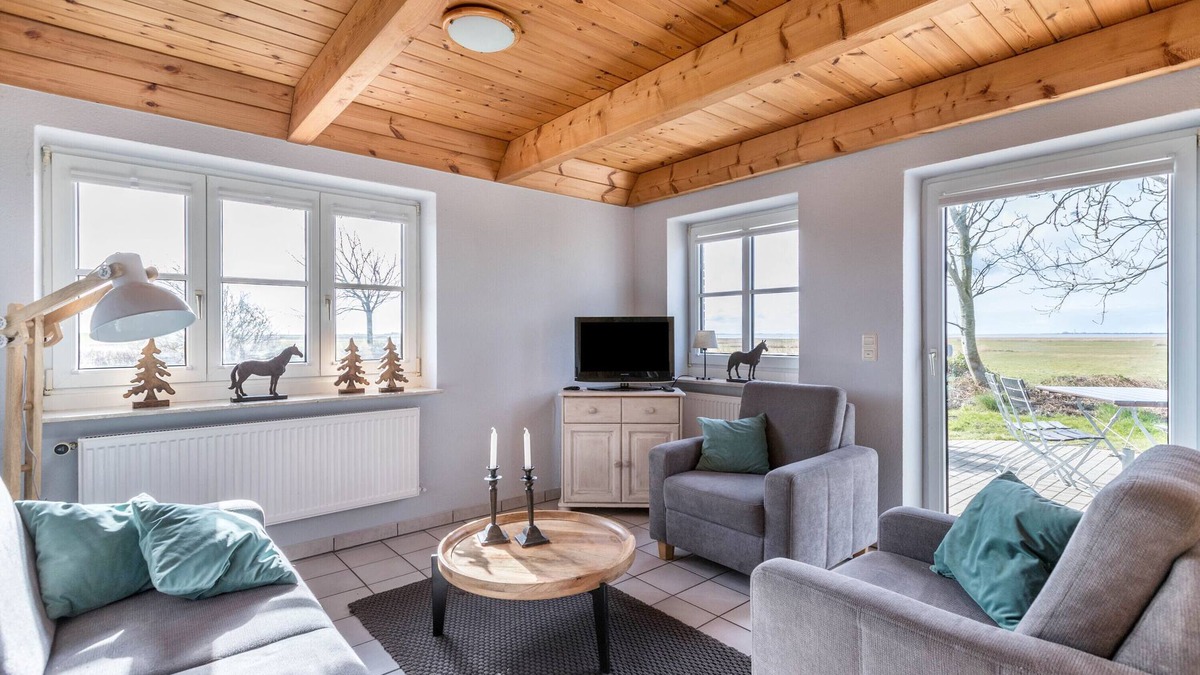 Schobull Apartment | Holiday Apartment "Schipp Landen Johanna" with Shared Garden & Wi-Fi