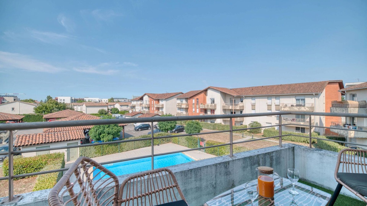 Saint - Martin - du - Touch Apartment | Holiday Apartment "Spacieux Proche Aéroport Et Airbus" with Shared Heated Pool & Wi-Fi