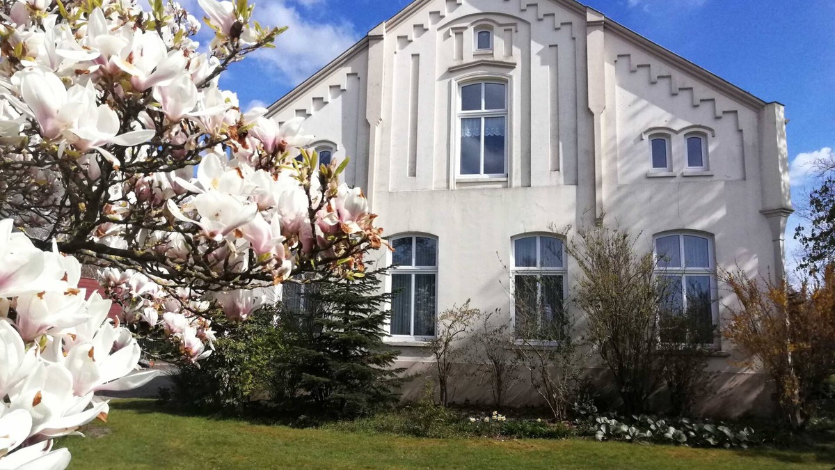 Bunde Apartment | Holiday apartment Timmermann, Garden side - Ferienwohnungen Timmermann, 25128