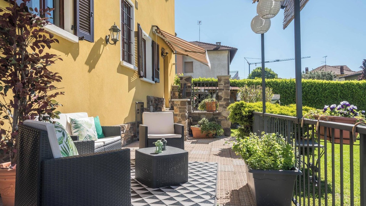 Arolo Apartment | Holiday Apartment Tina’s Yellow Home with Mountain View, Wi-Fi, Terrace & Garden