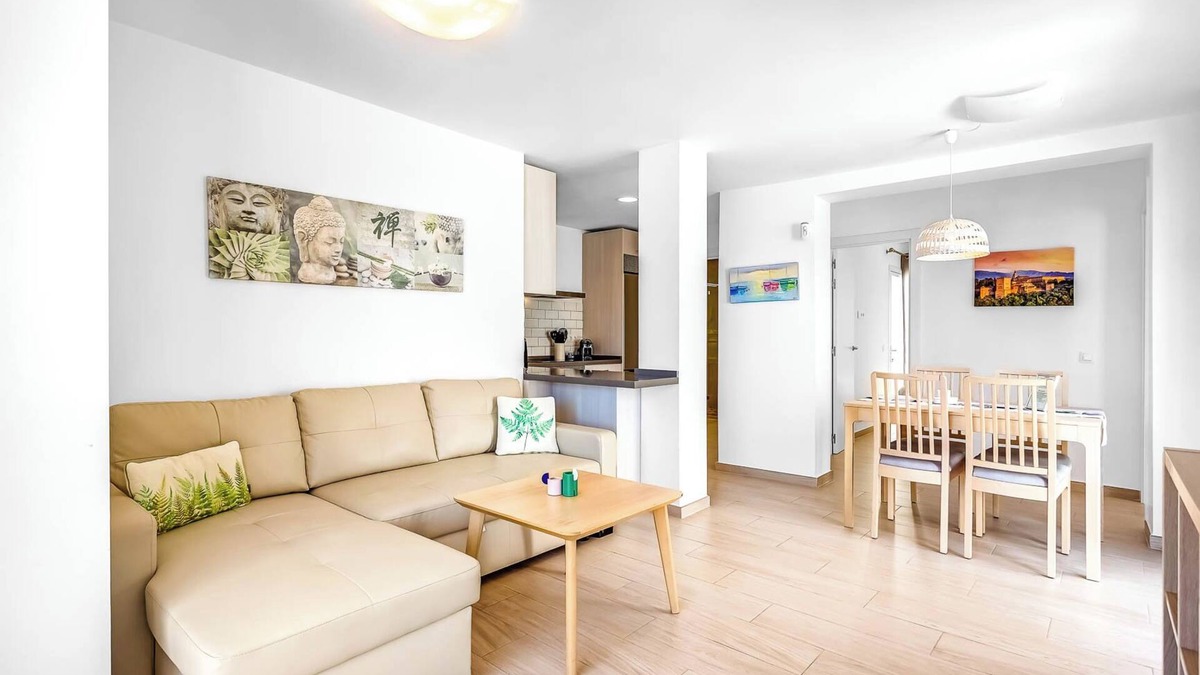 Torreblanca House | Holiday Apartment 'Torreblanca Deluxe Holiday Home' with Sea View, Shared Pool & Wi-Fi