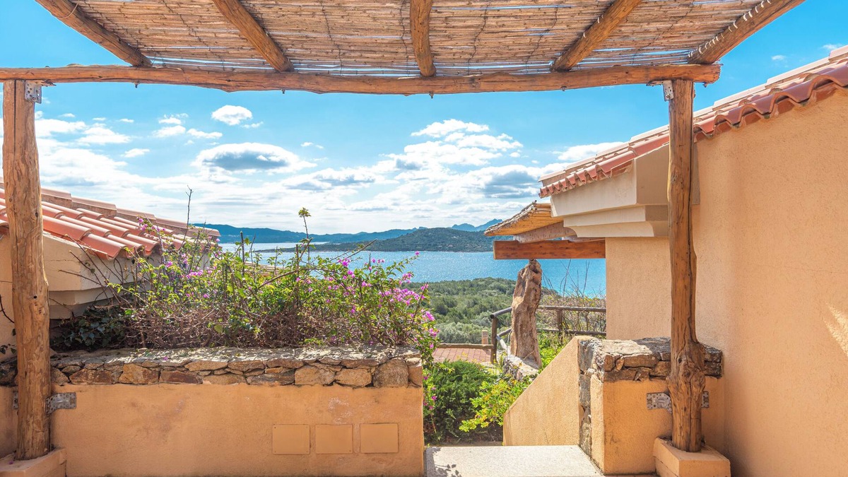 Capo d'Orso House | Holiday Apartment "Trilocale N8 - Porto Mannu" with Sea View and Terrace