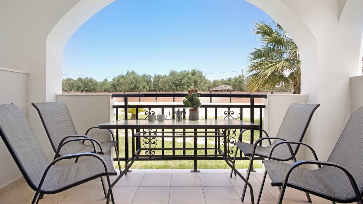 Alykes Apartment | Holiday Apartment "Tropical Studio 2" with Shared Garden, A/C & Wi-Fi