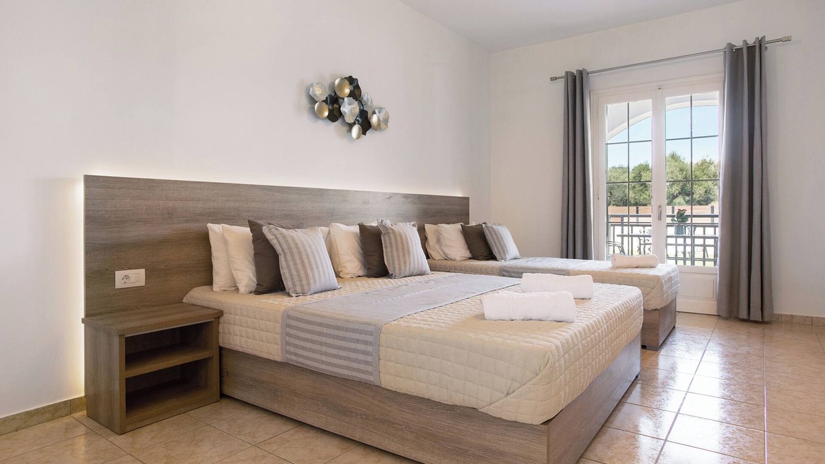 Alykes Apartment | Holiday Apartment "Tropical Studio 3" with Shared Garden, A/C & Wi-Fi